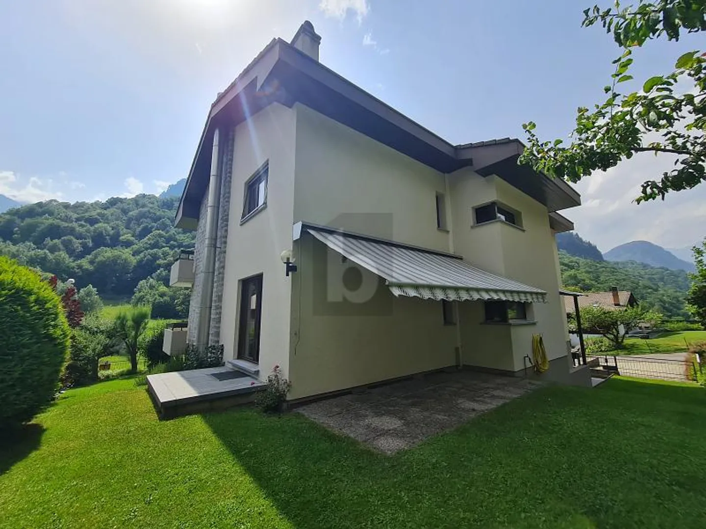 SPAZIOSO E SOLEGGIATO CON GIARDINO - Photo 2 sur 6