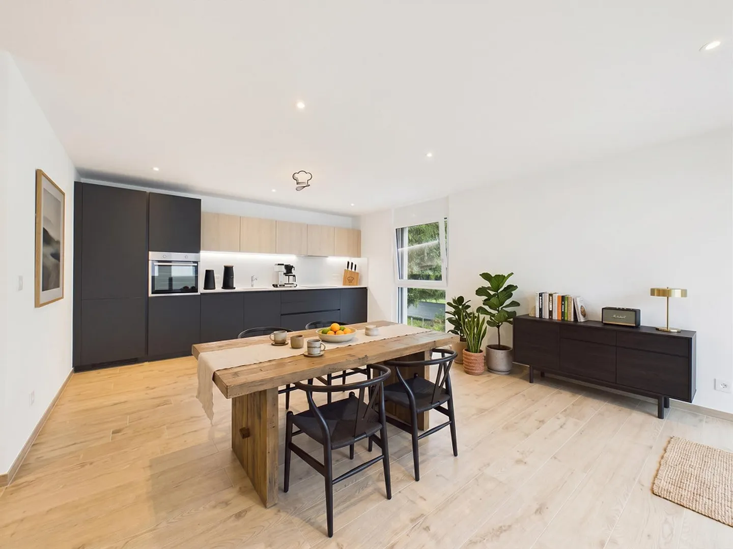 Modern Apartment with Balcony - Photo 5 of 16
