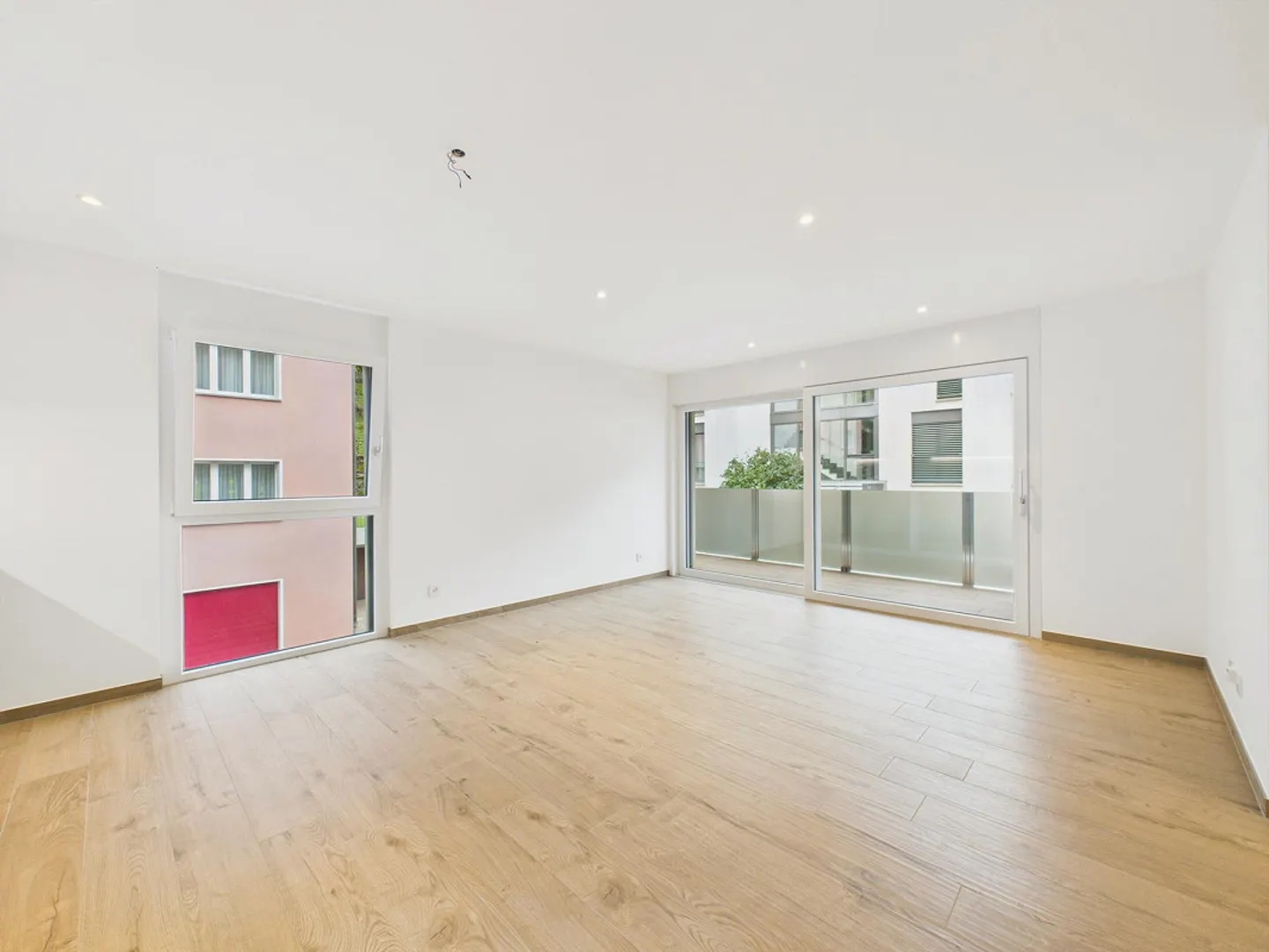 Modern Apartment with Balcony - Photo 9 of 16