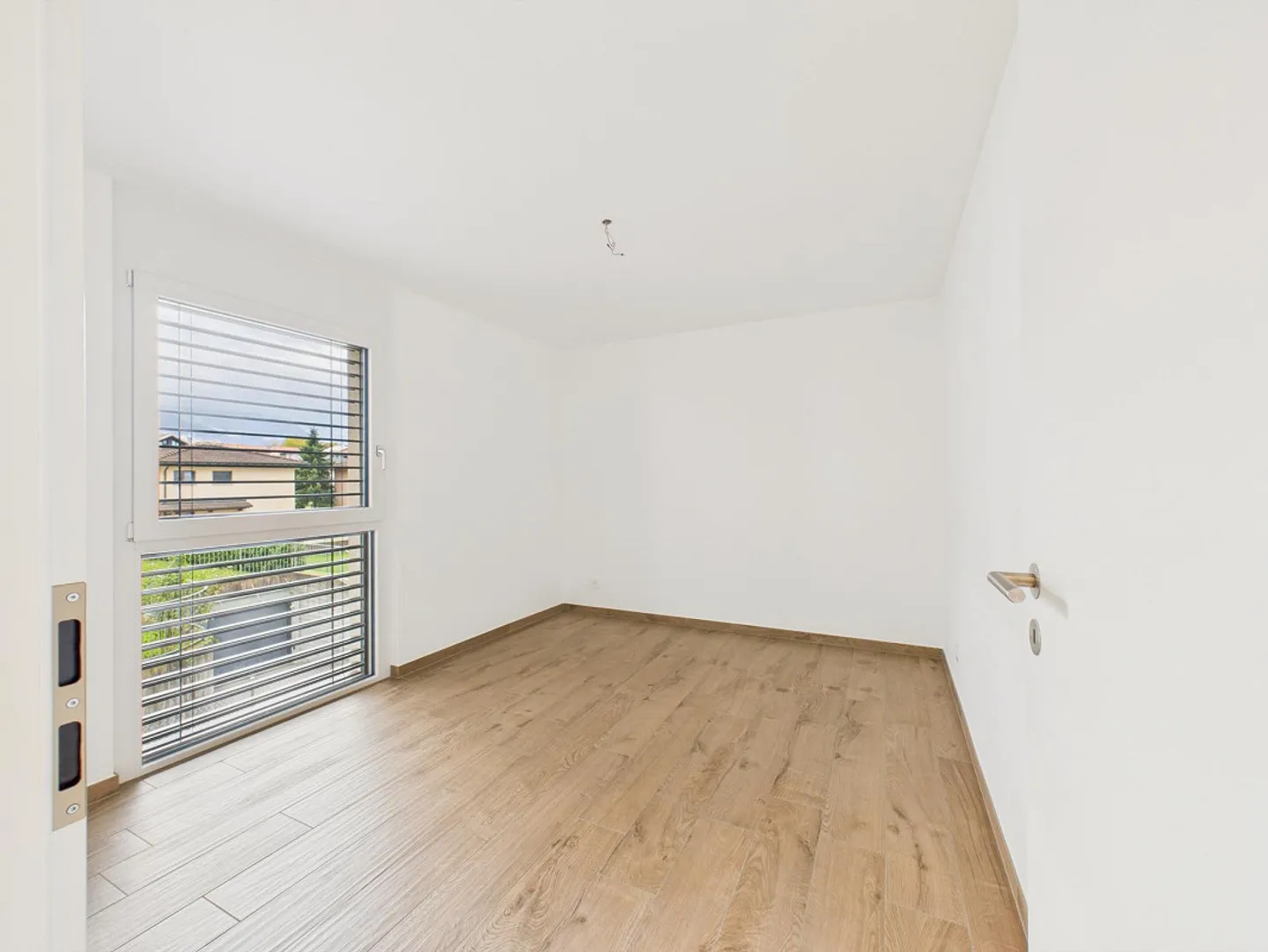 Modern Apartment with Balcony - Photo 10 of 16
