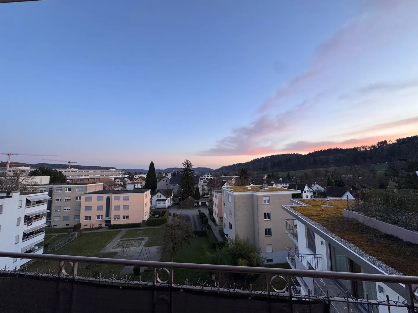 High-end 2.5-room apartment with balcony and panoramic view directly at the train station - Photo 2 of 7