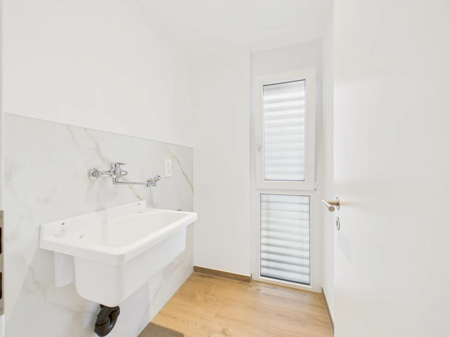 Modern Apartment with Balcony - Photo 14 of 16