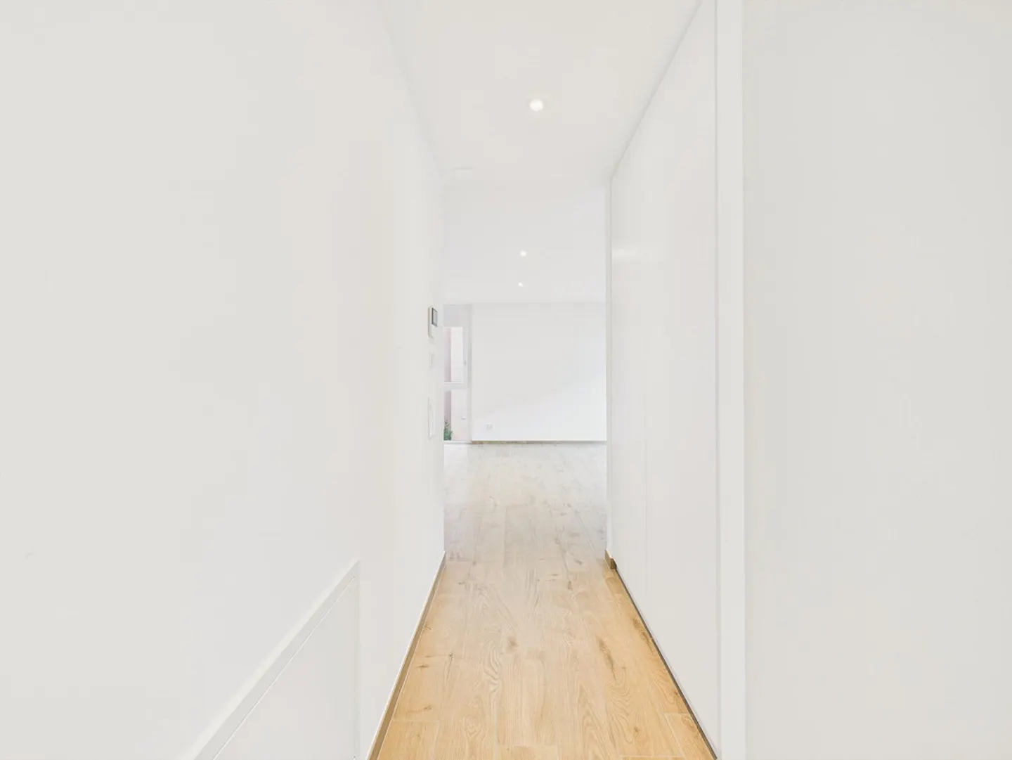 Modern Apartment with Balcony - Photo 12 of 16