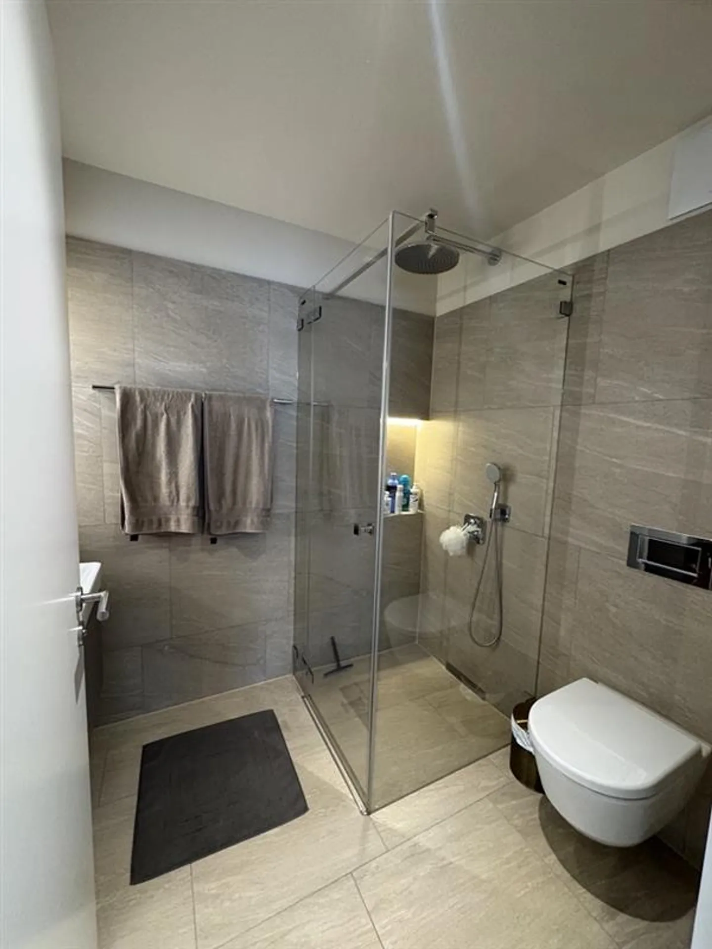 High-end 2.5-room apartment with balcony and panoramic view directly at the train station - Photo 3 of 7