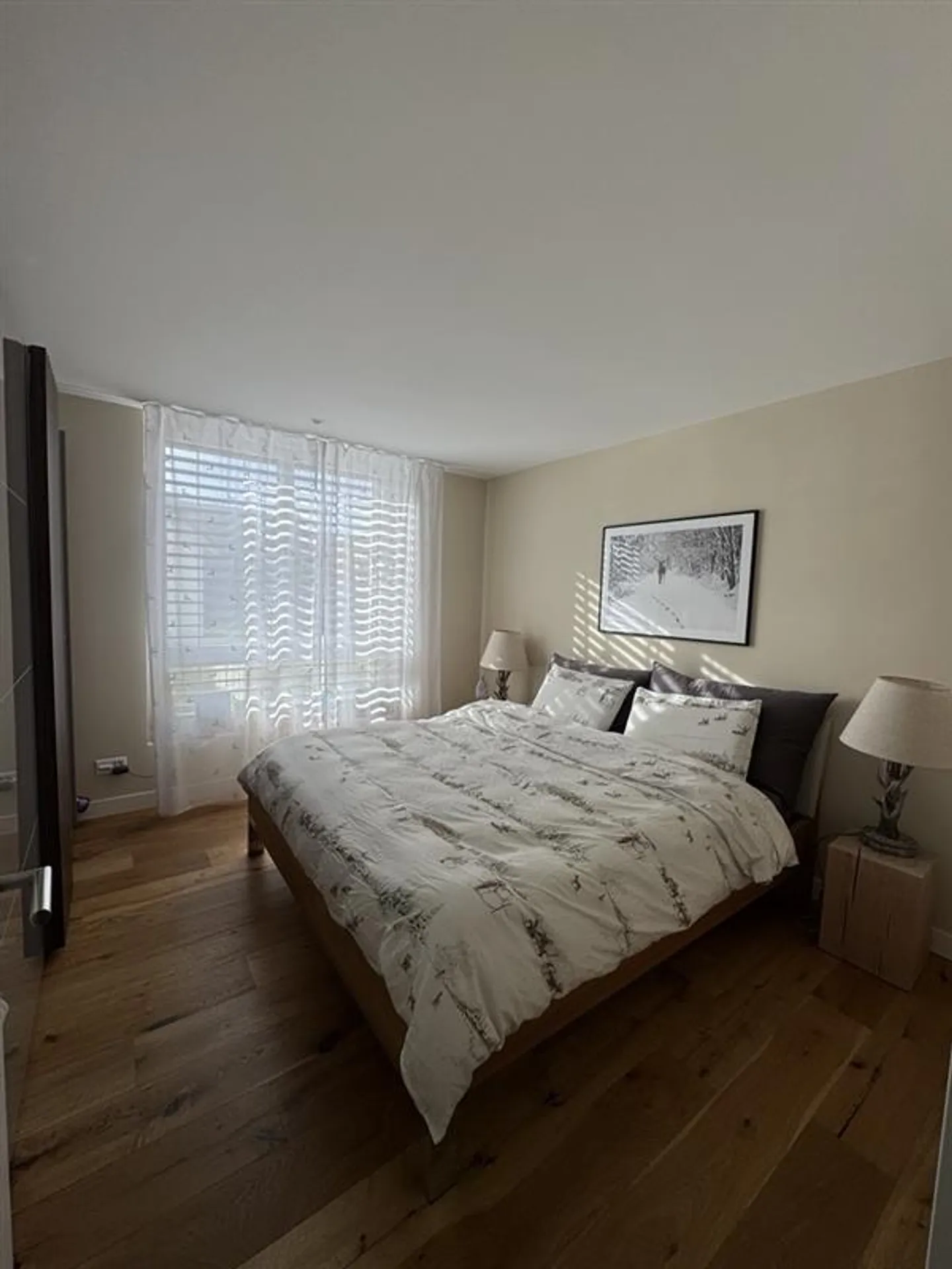 High-end 2.5-room apartment with balcony and panoramic view directly at the train station - Photo 4 of 7