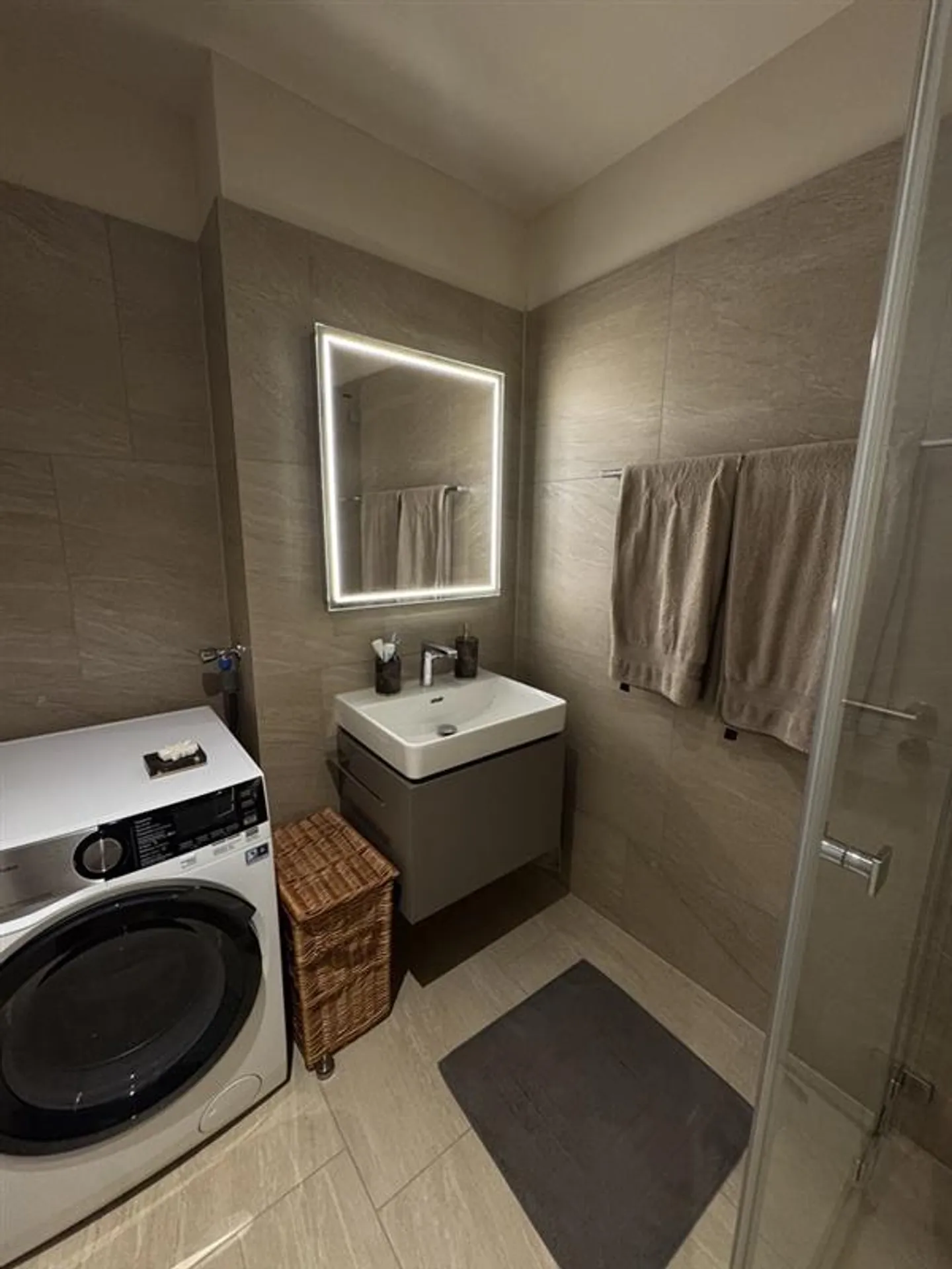 High-end 2.5-room apartment with balcony and panoramic view directly at the train station - Photo 5 of 7