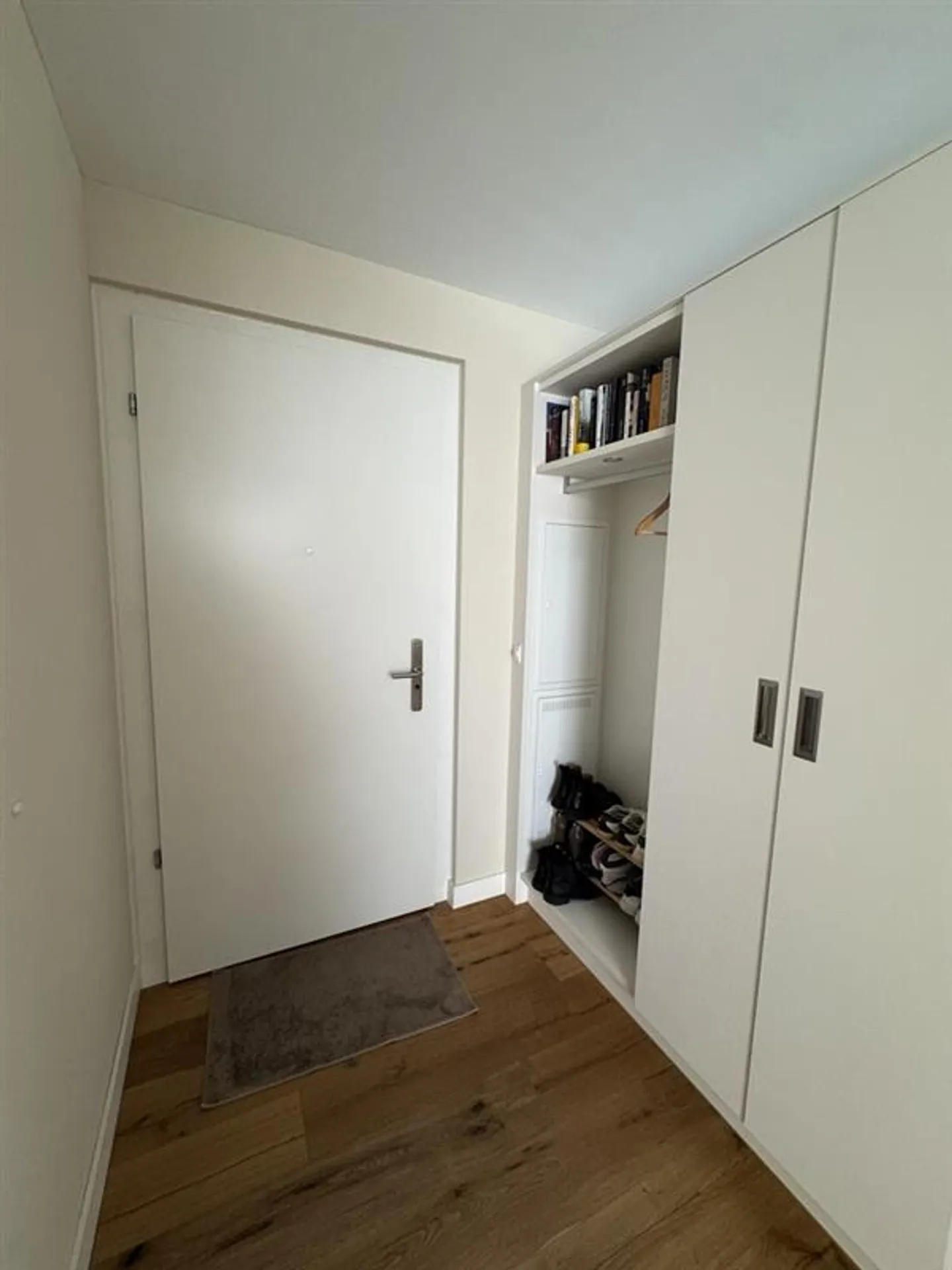 High-end 2.5-room apartment with balcony and panoramic view directly at the train station - Photo 6 of 7