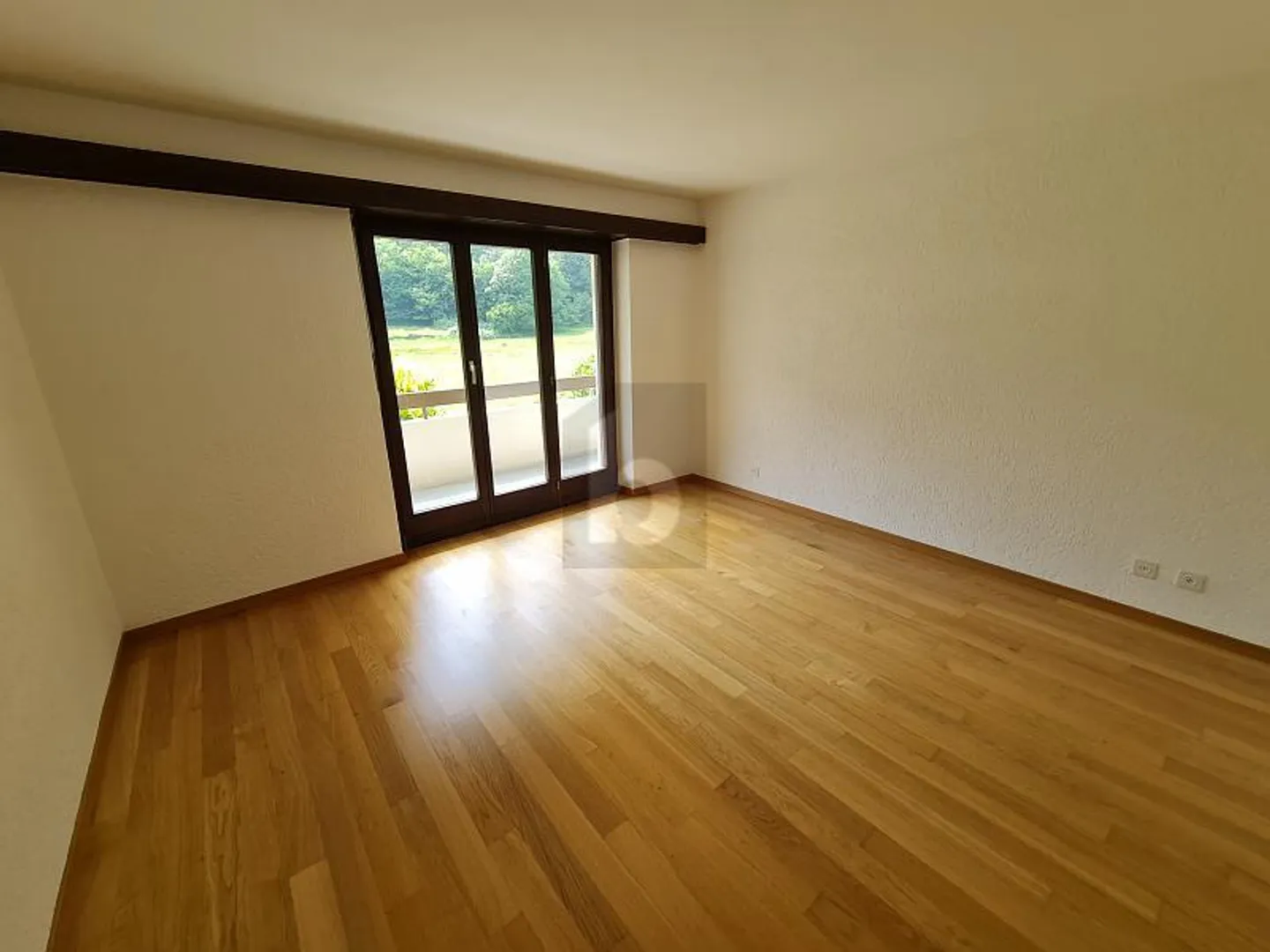 SPAZIOSO E SOLEGGIATO CON GIARDINO - Photo 5 sur 6