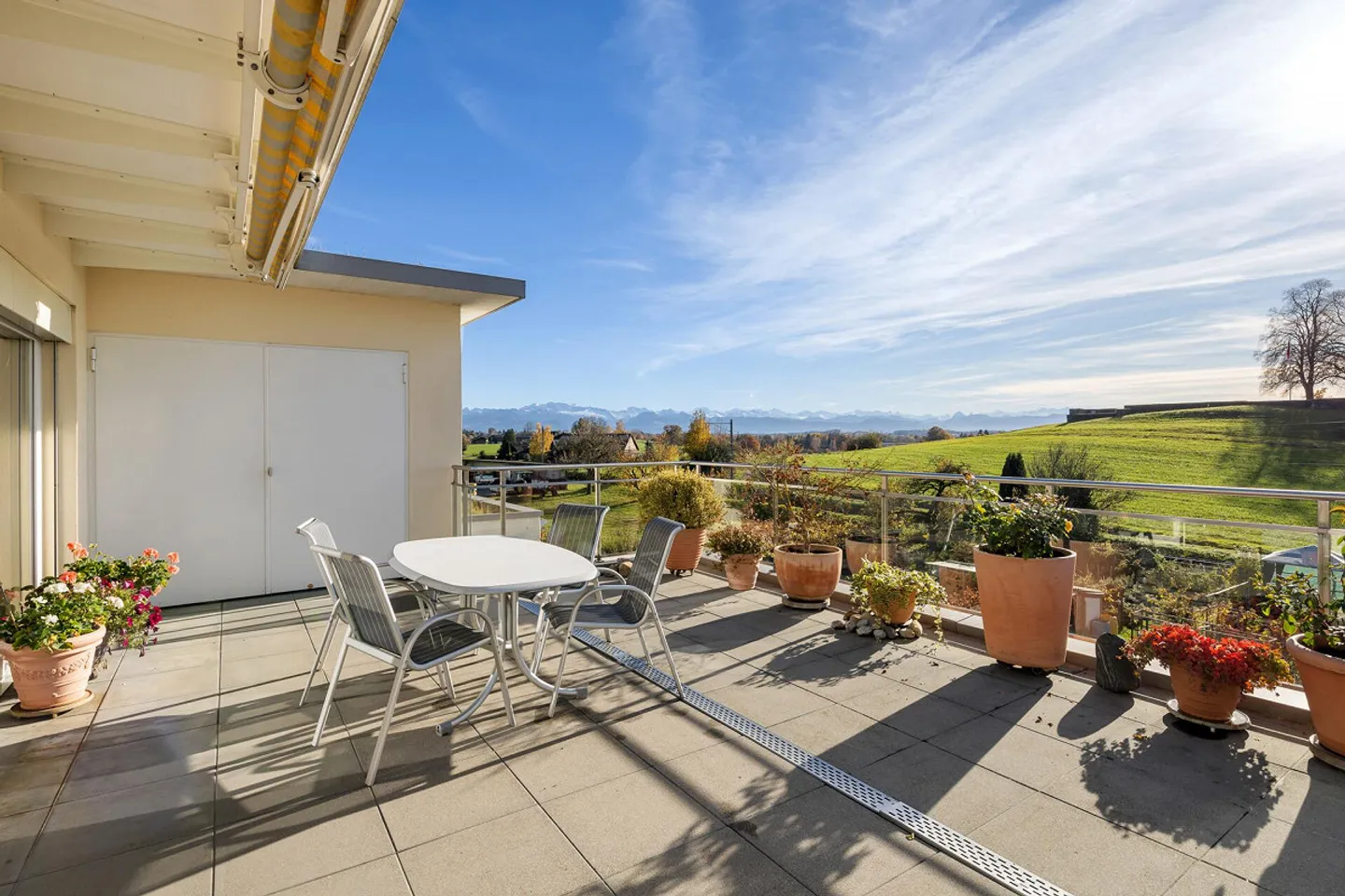 Appartement en attique avec vue sur le lac et les montagnes - Photo 1 sur 23