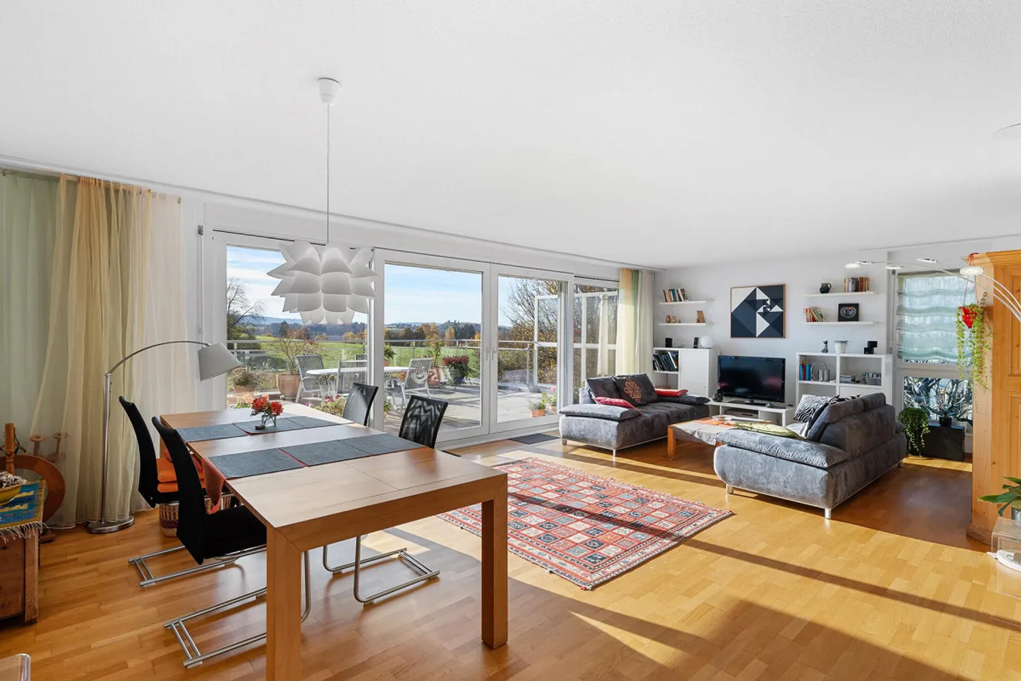 Appartement en attique avec vue sur le lac et les montagnes - Photo 2 sur 23