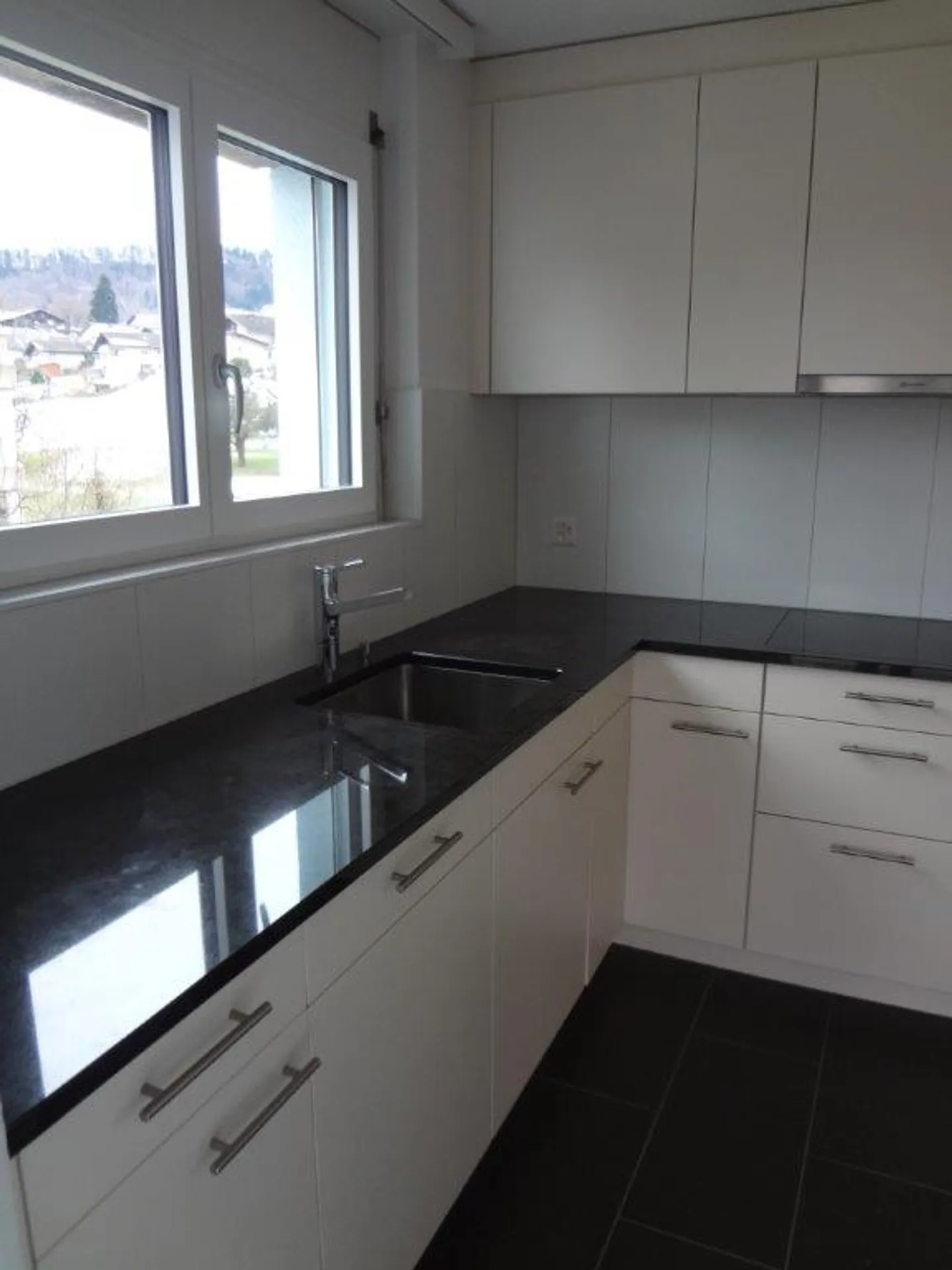 Appartamento attraente di 3,5 stanze con balcone in posizione centrale a Spiez - Foto 2 di 12