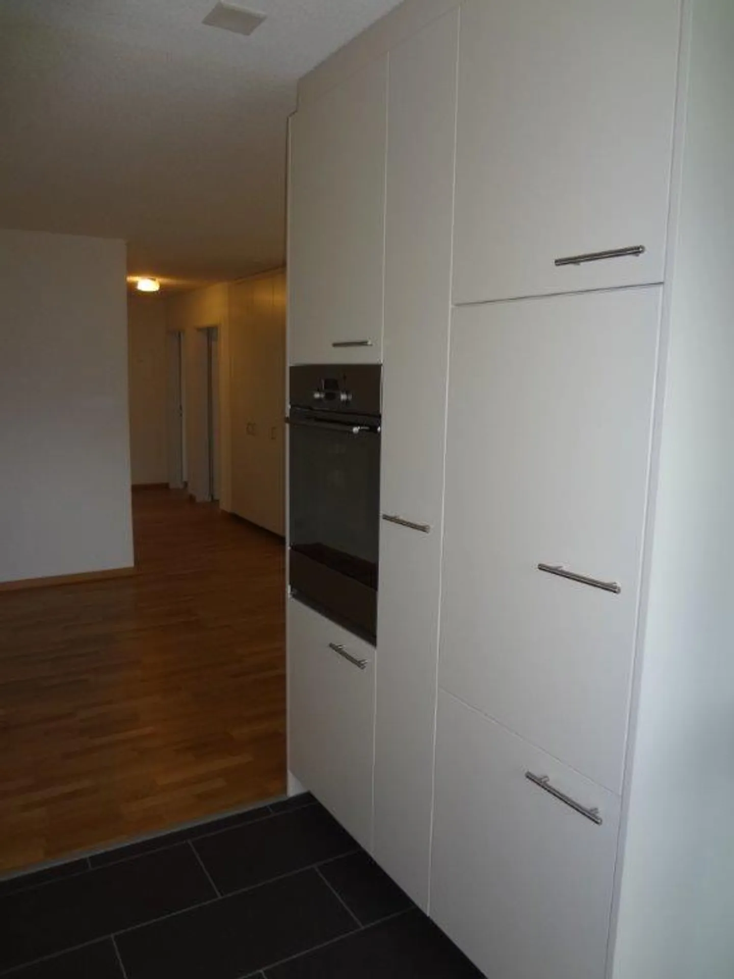 Appartamento attraente di 3,5 stanze con balcone in posizione centrale a Spiez - Foto 3 di 12