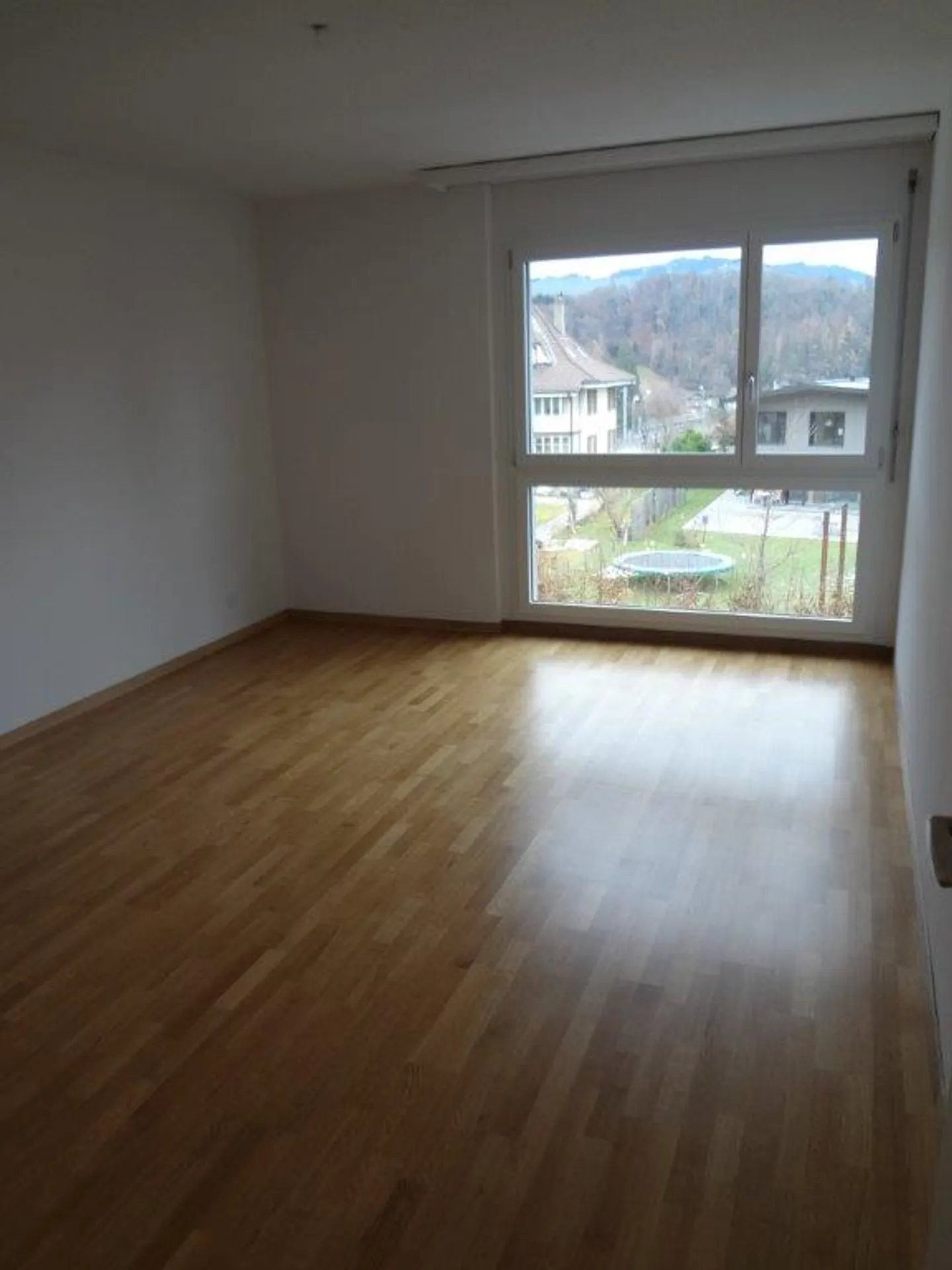 Appartamento attraente di 3,5 stanze con balcone in posizione centrale a Spiez - Foto 7 di 12