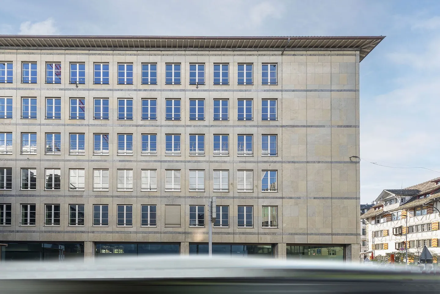 Spazi per uffici a partire da 500m² in posizione privilegiata presso Paradeplatz - Foto 1 di 9