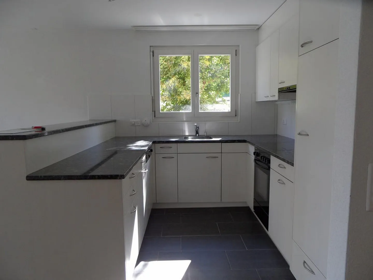 Helle 4.5-Zimmer-Wohnung mit Terrasse und Gartenzugang in Enggistein - Photo 1 sur 8