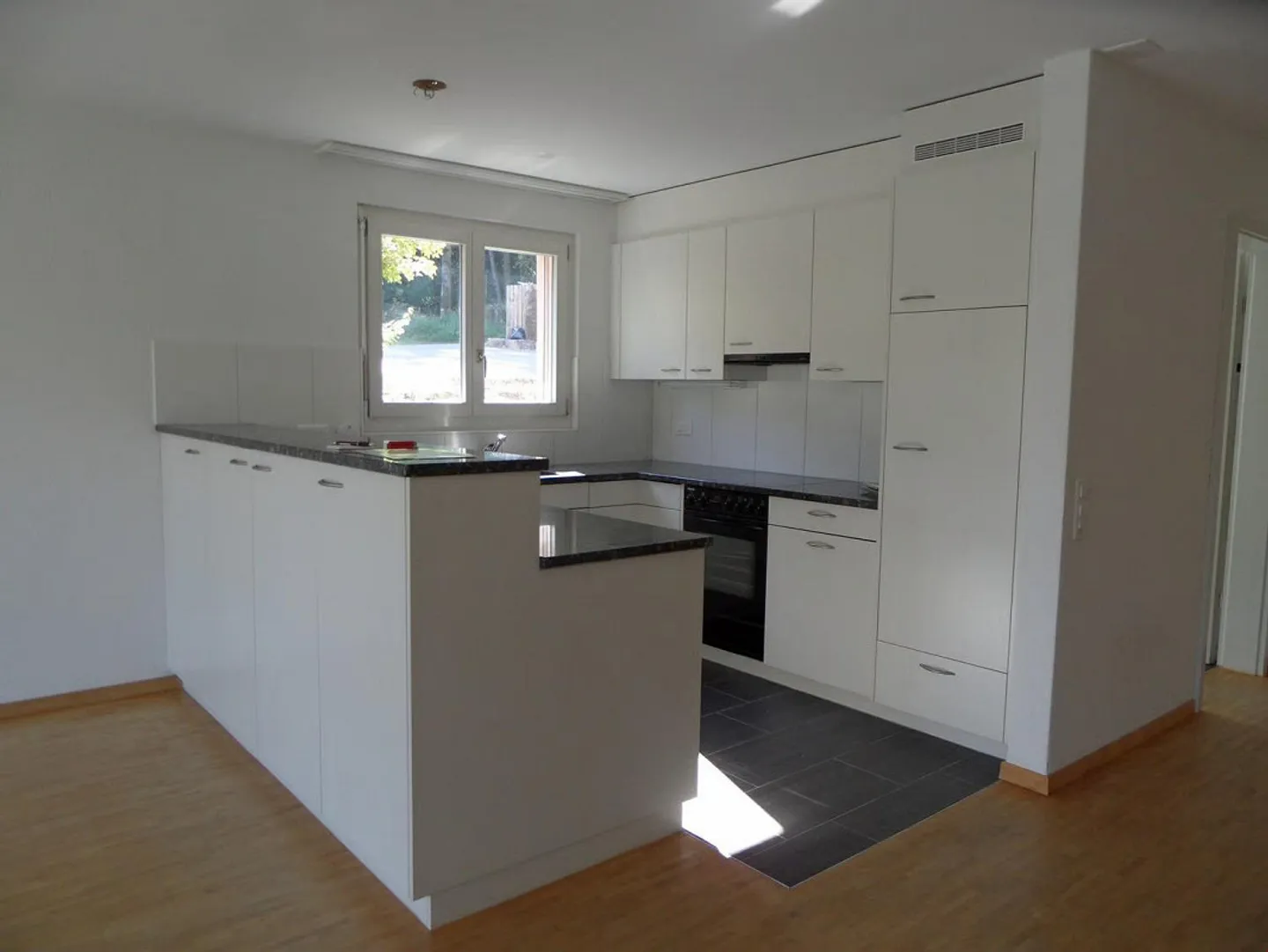Helle 4.5-Zimmer-Wohnung mit Terrasse und Gartenzugang in Enggistein - Photo 2 sur 8