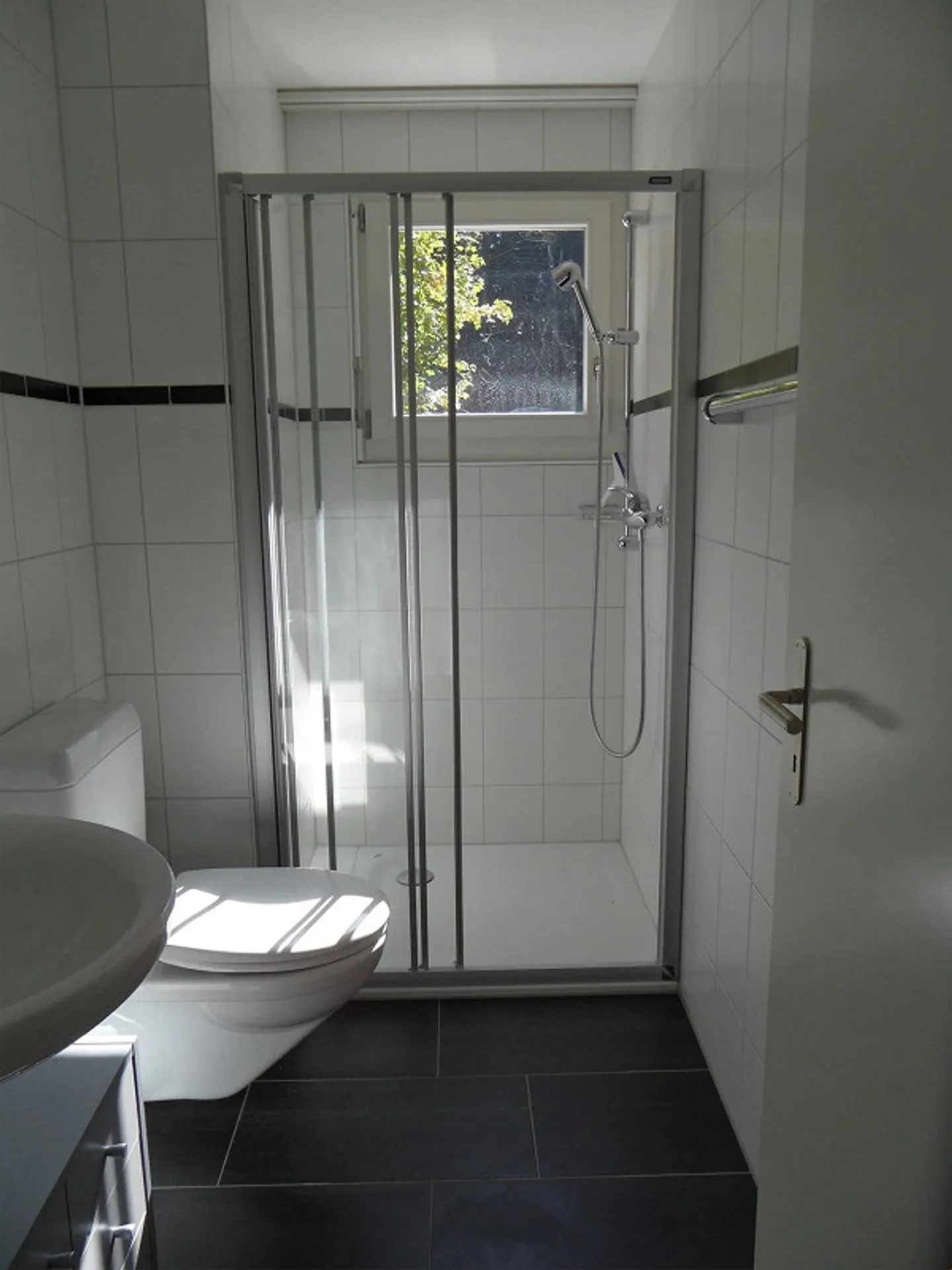 Helle 4.5-Zimmer-Wohnung mit Terrasse und Gartenzugang in Enggistein - Photo 3 sur 8