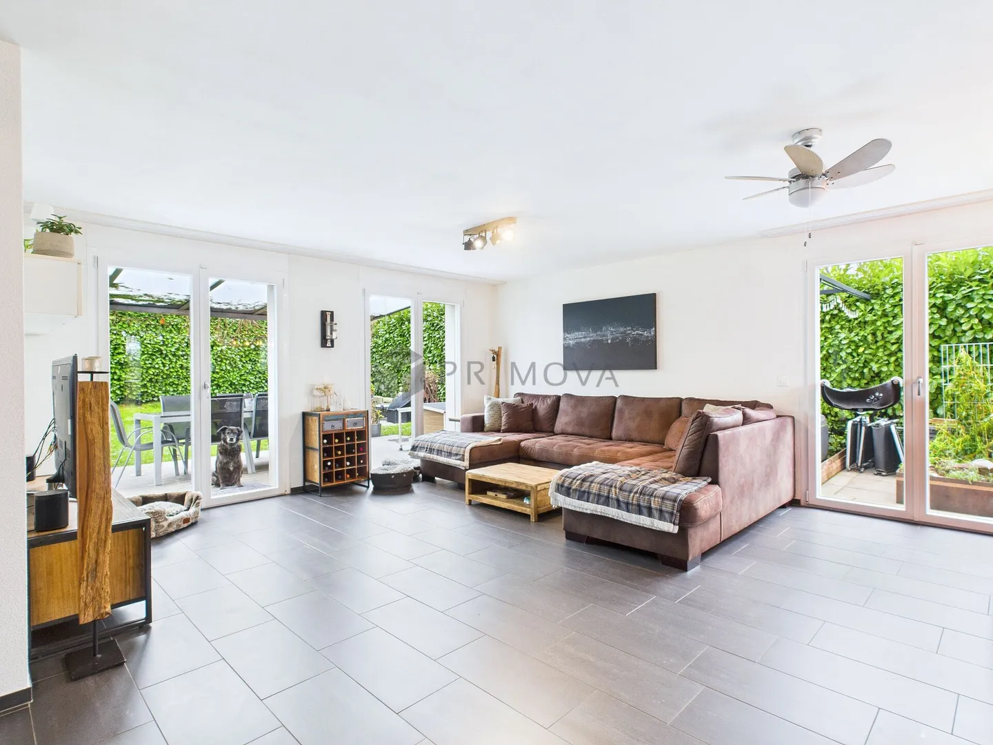 Una casa per tutta la famiglia - circondata da un giardino idilliaco, ampie terrazze e un comfort abitativo tangibile. - Foto 6 di 12