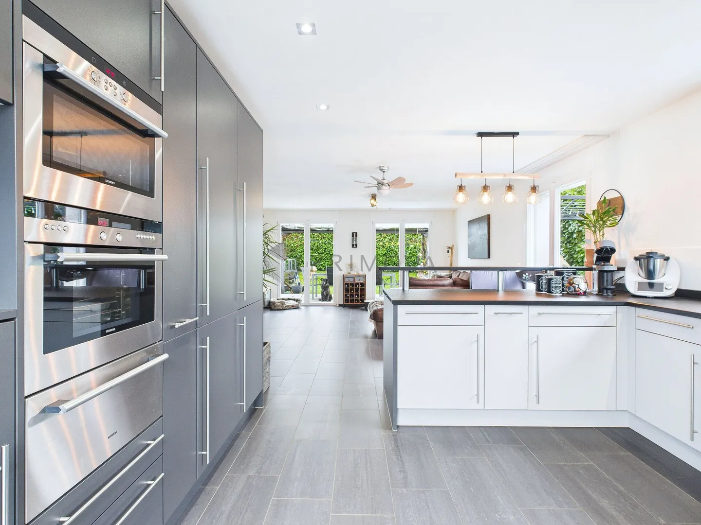 Una casa per tutta la famiglia - circondata da un giardino idilliaco, ampie terrazze e un comfort abitativo tangibile. - Foto 5 di 12