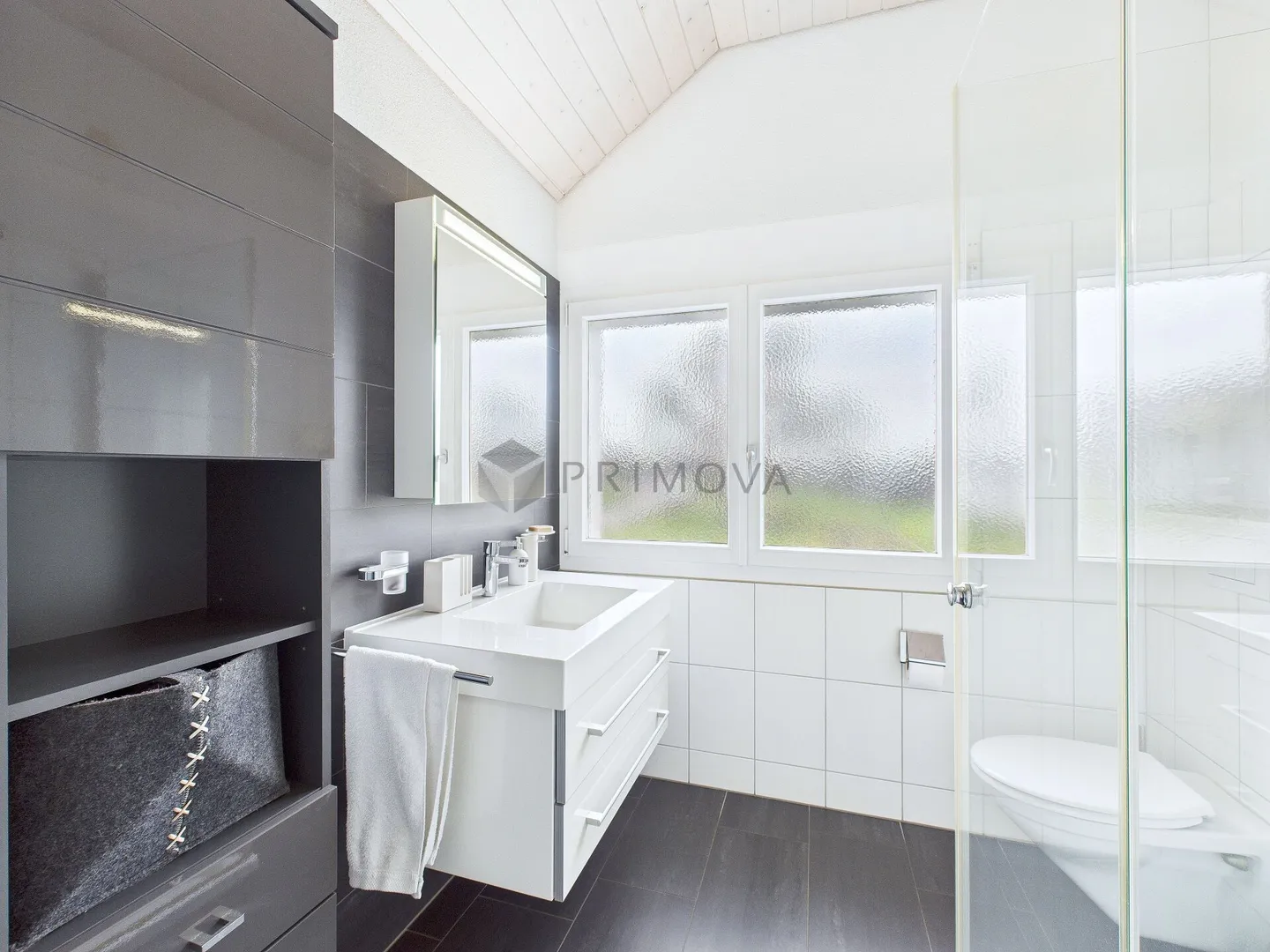 Una casa per tutta la famiglia - circondata da un giardino idilliaco, ampie terrazze e un comfort abitativo tangibile. - Foto 11 di 12