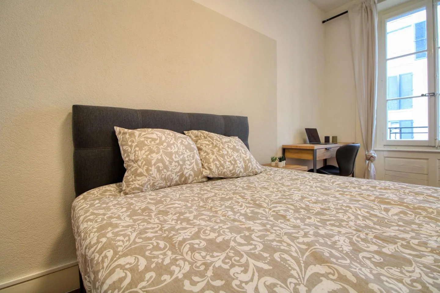 Room 1 - Photo 6 of 16