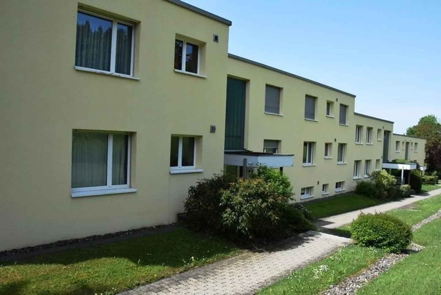 Spacious 3.5 Room Apartment in Central Location - Photo 1 of 5