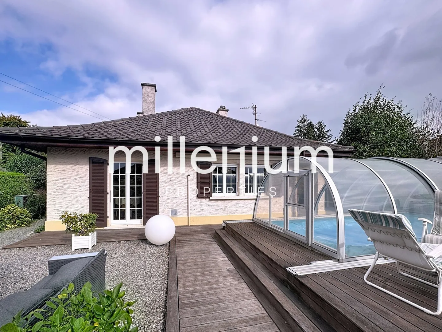 9-room House - Photo 1 of 11