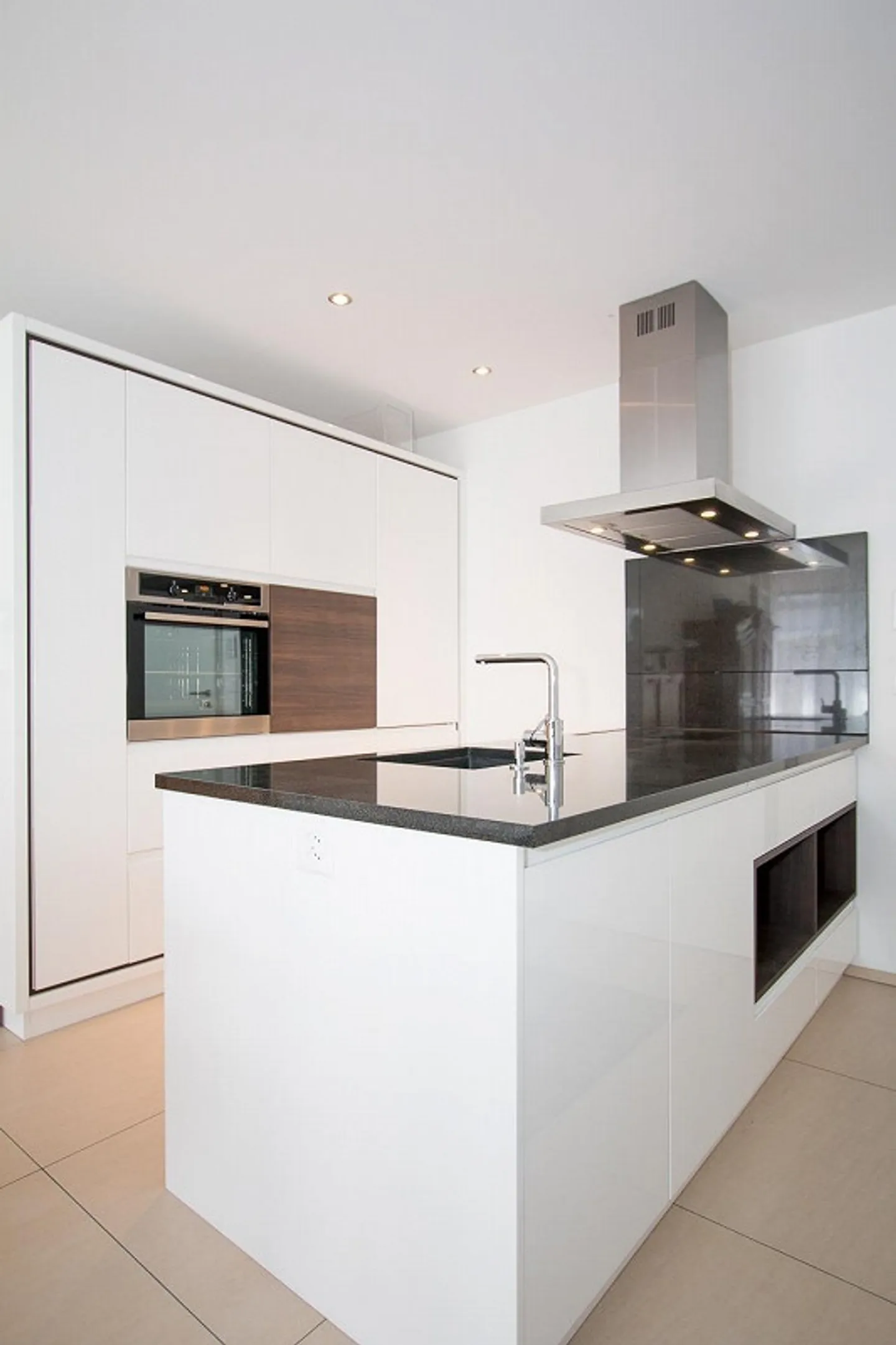 Modern and bright 2.5-room apartment in a top location - Photo 2 of 8