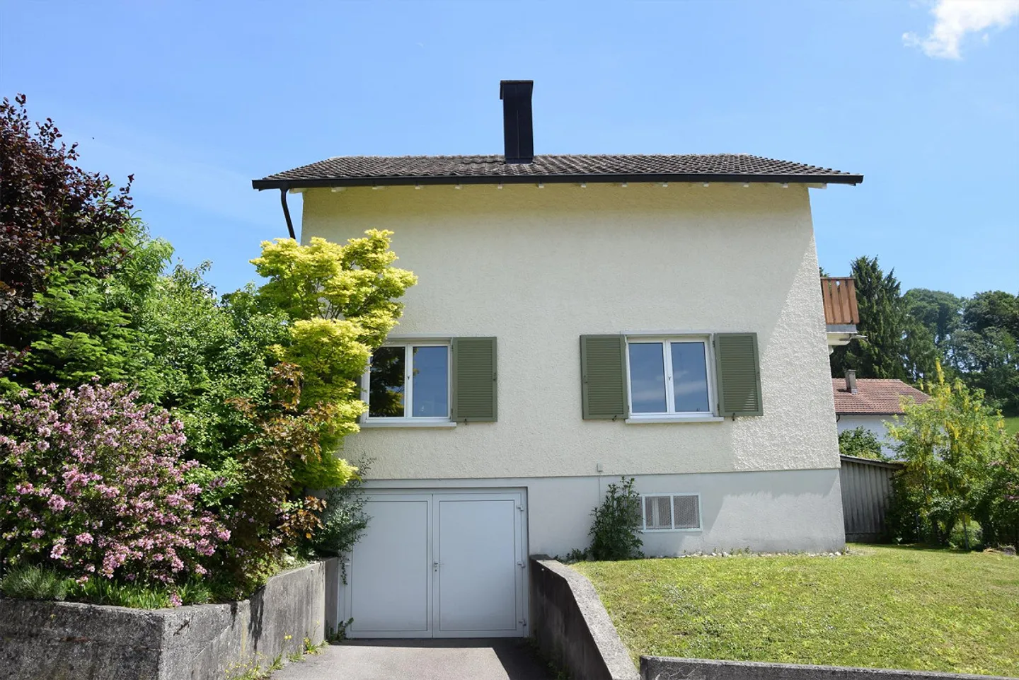 Interesting, detached single-family home - Photo 2 of 14