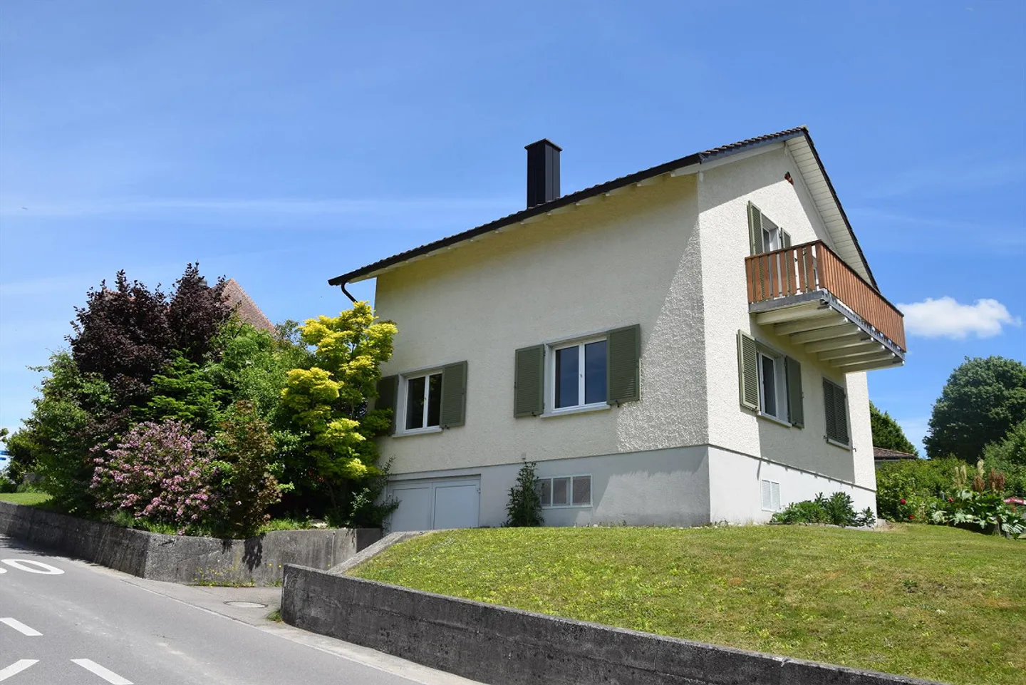 Interesting, detached single-family home - Photo 3 of 14