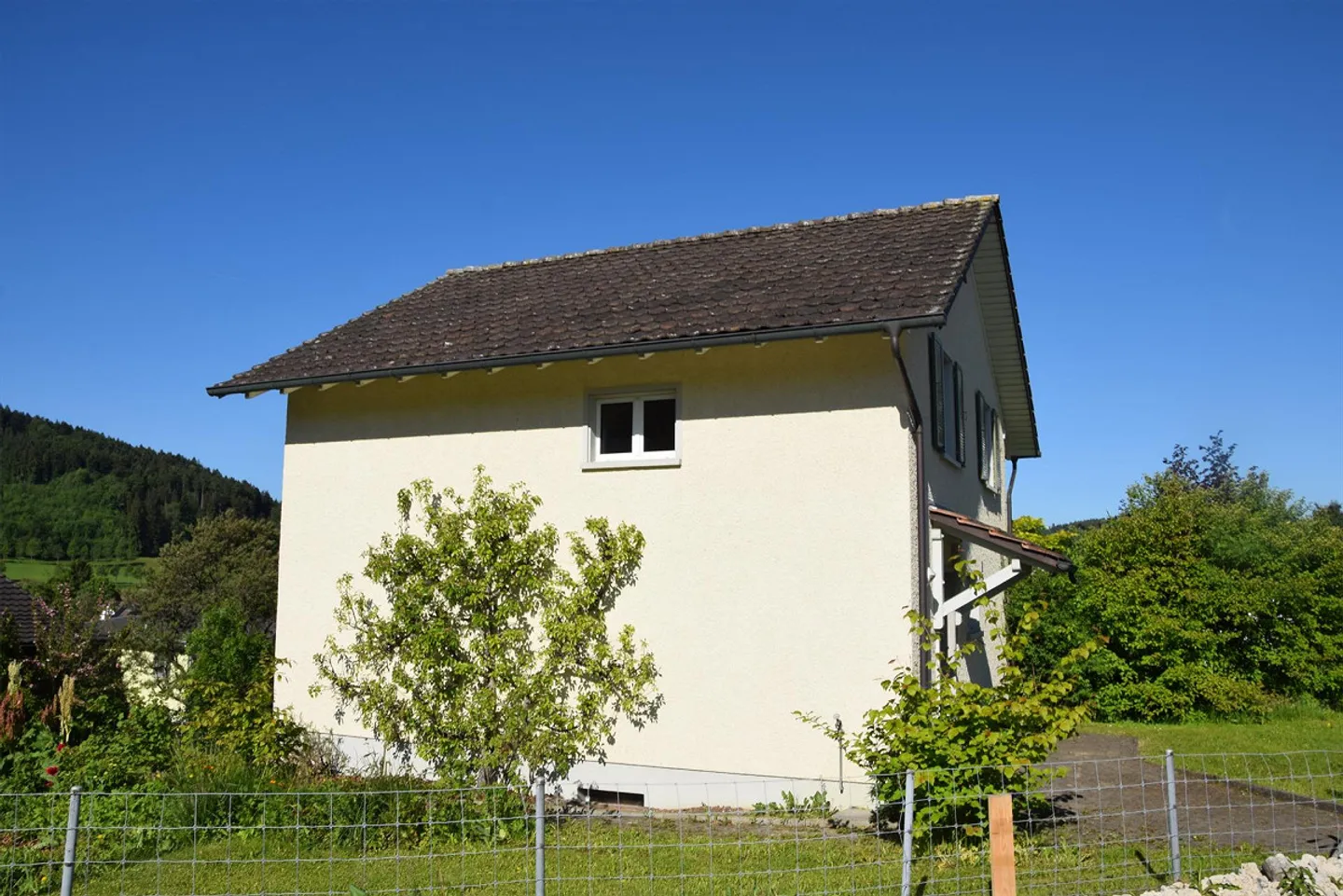 Interesting, detached single-family home - Photo 5 of 14