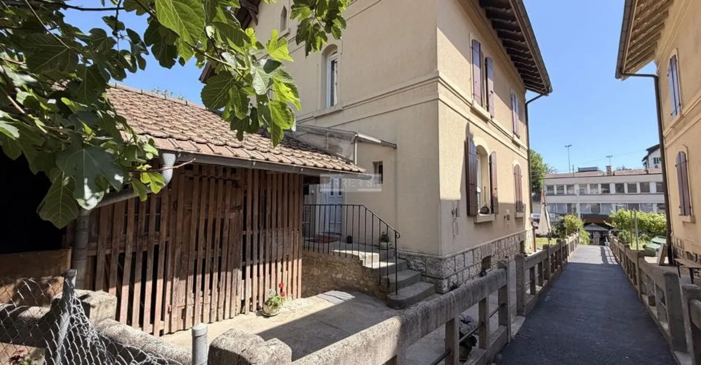 Charme und Authentizität: alte Suchard-Villa mit Garten und Garage - Foto 3 von 11
