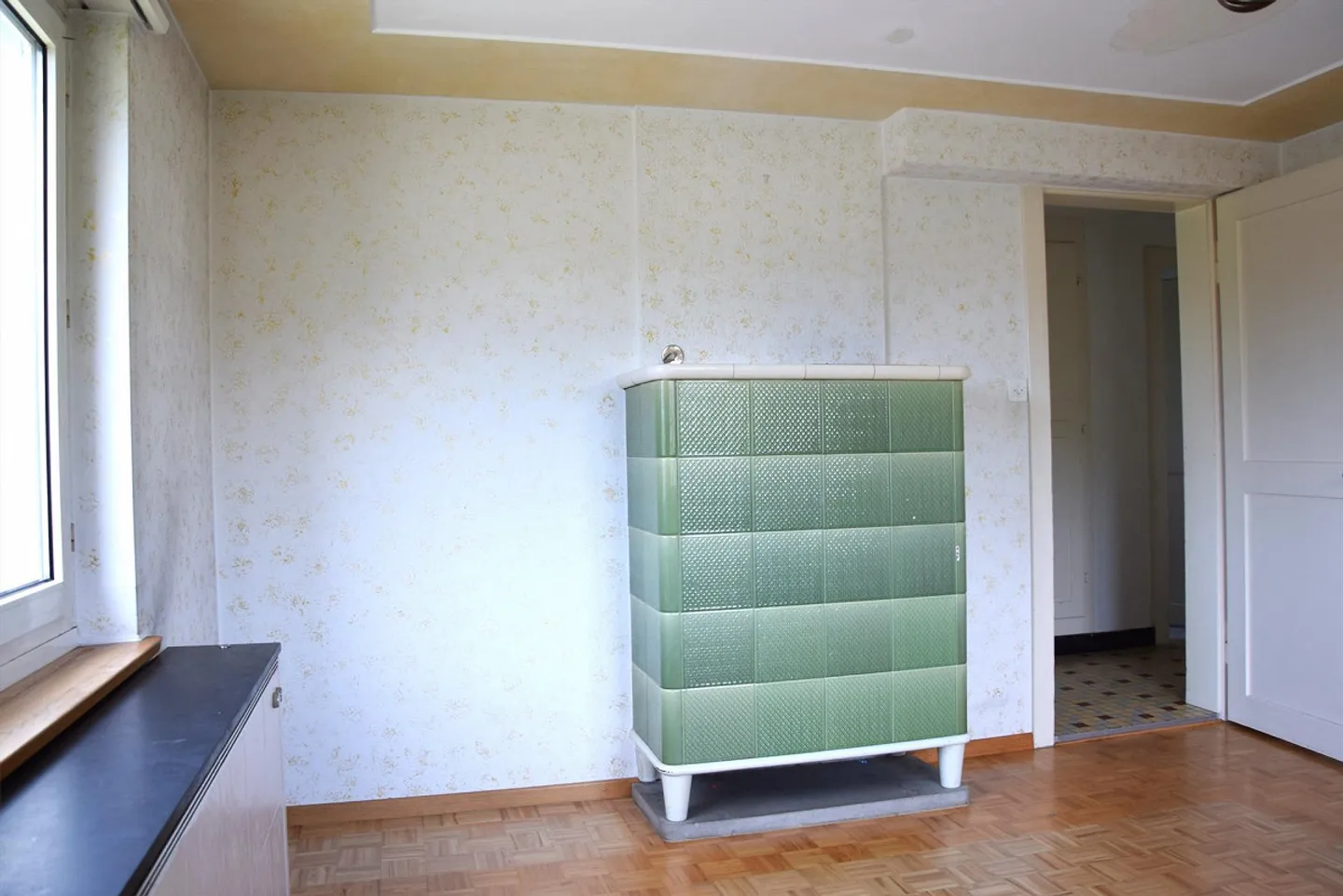 Interesting, detached single-family home - Photo 7 of 14