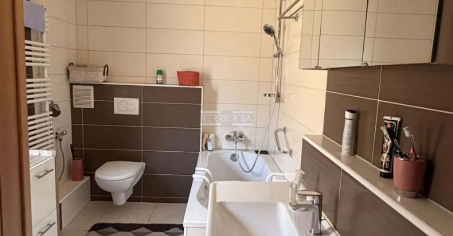 Charme und Authentizität: alte Suchard-Villa mit Garten und Garage - Foto 9 von 11