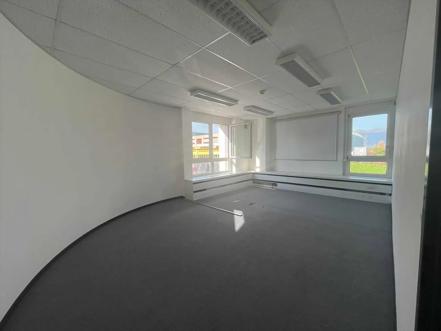 114m2 Offices - Bright near the airport and the Place des Nations - Photo 3 of 8