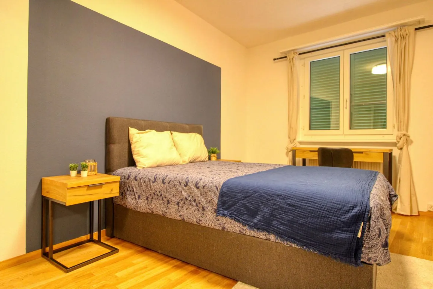 Room 1 - Photo 2 of 14