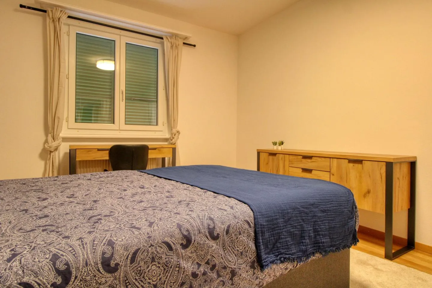 Room 1 - Photo 4 of 14