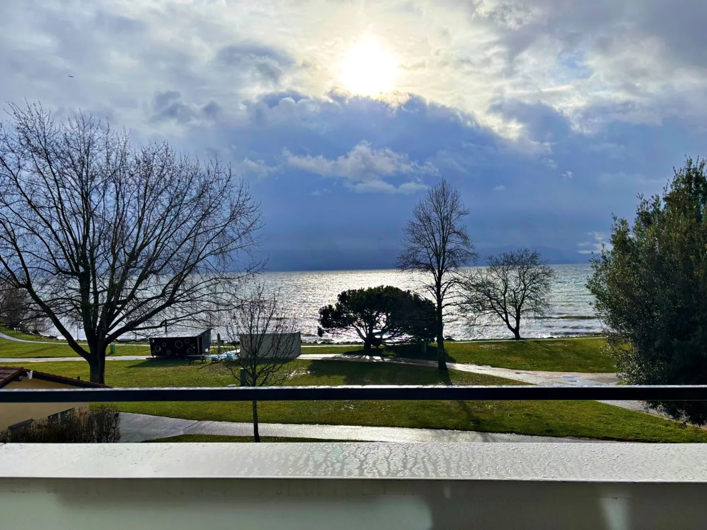 Magnificent 3.5-room apartment with new standards and breathtaking views of the lake - Photo 11 of 13