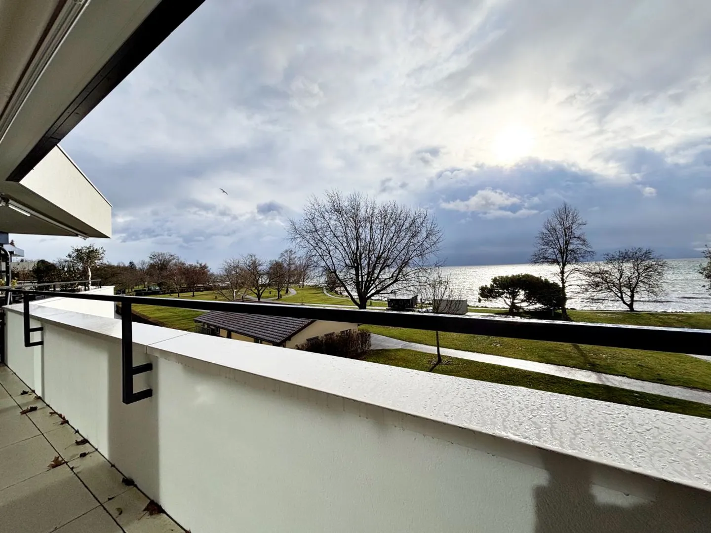 Magnificent 3.5-room apartment with new standards and breathtaking views of the lake - Photo 12 of 13