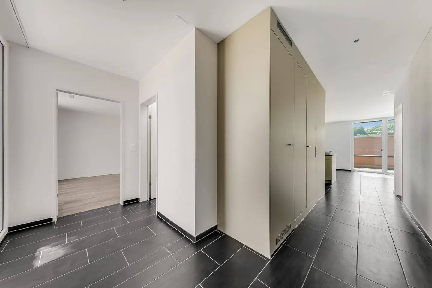 Modern apartment in beautiful surroundings - Photo 9 of 10