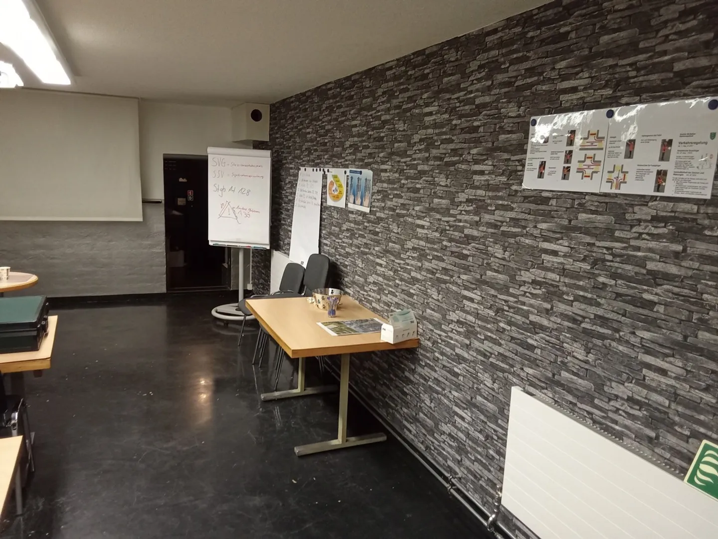 Commercial space with outdoor area and garage for rent - Photo 7 of 12