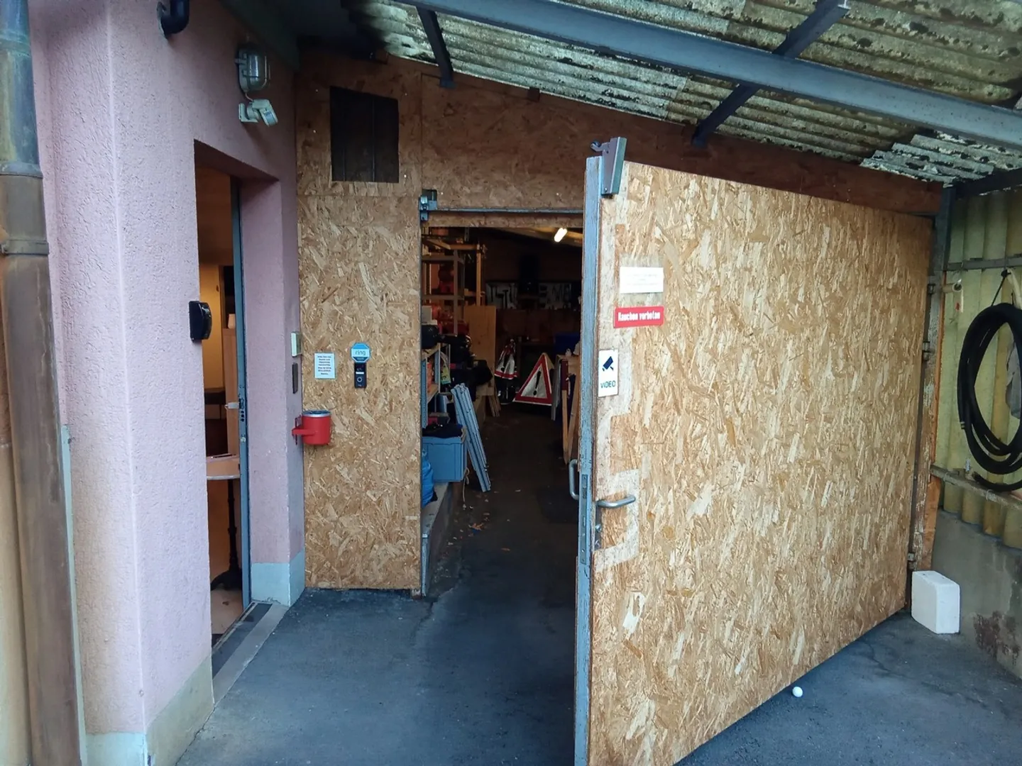 Commercial space with outdoor area and garage for rent - Photo 9 of 12