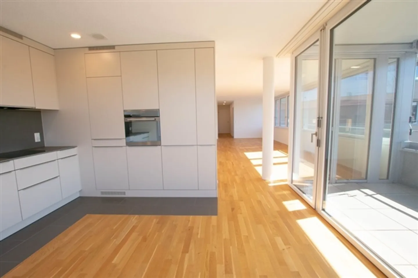 Modern 4.5-room apartment with balcony at Lyss train station - Photo 2 of 11