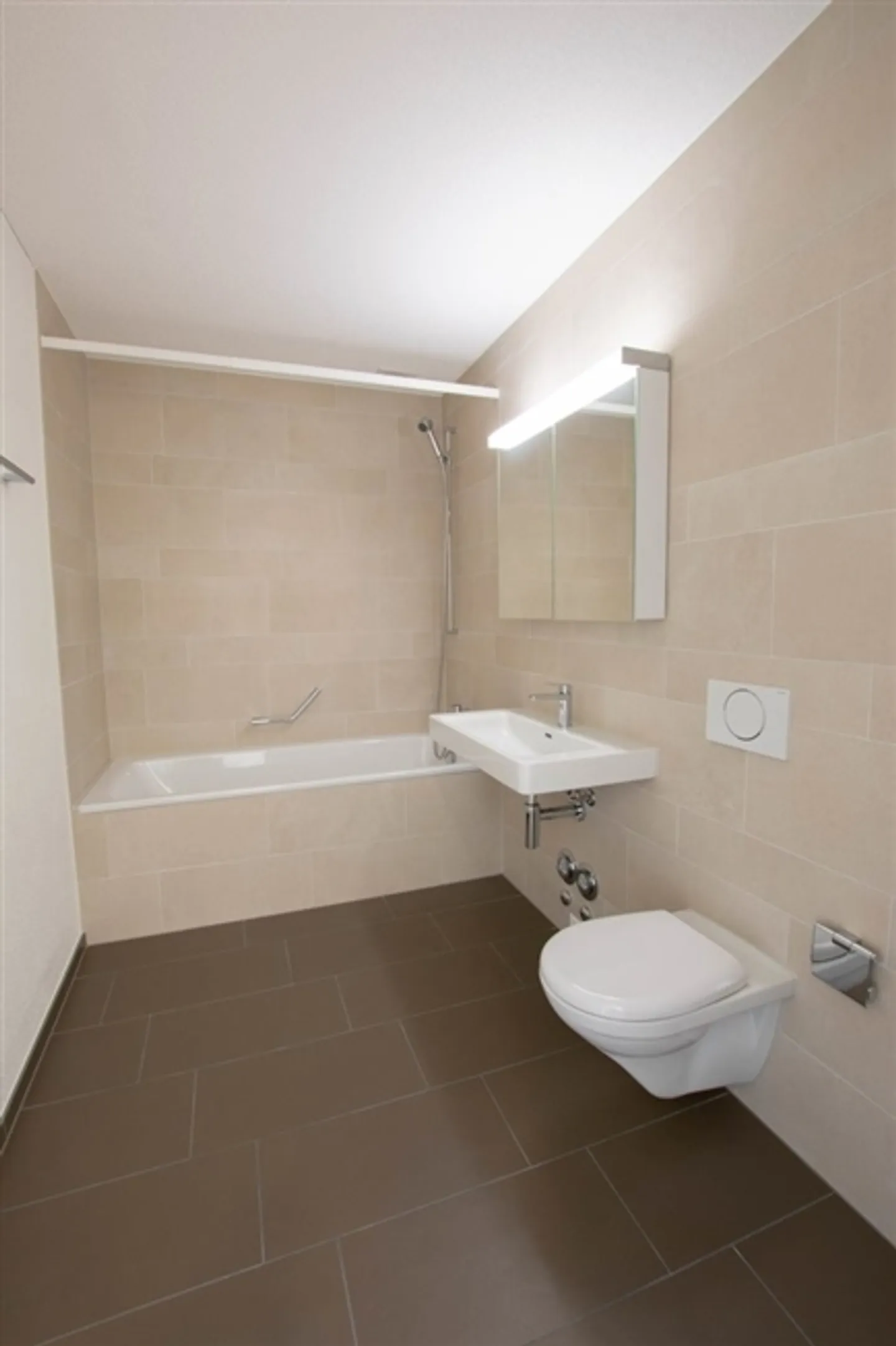 Modern 4.5-room apartment with balcony at Lyss train station - Photo 6 of 11