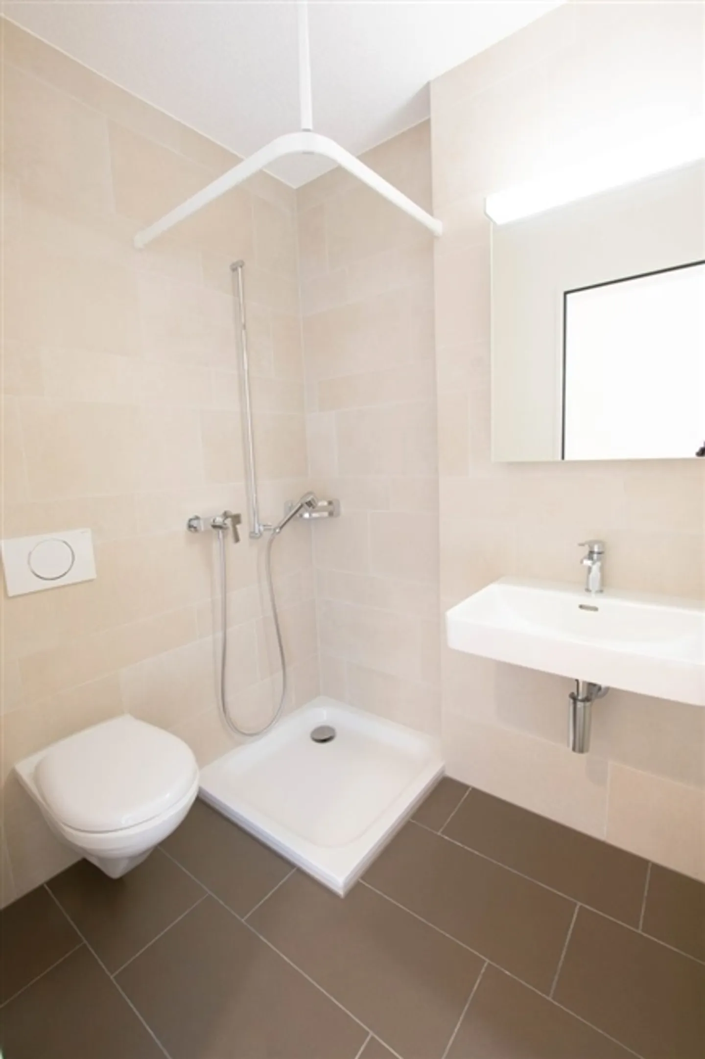 Modern 4.5-room apartment with balcony at Lyss train station - Photo 5 of 11