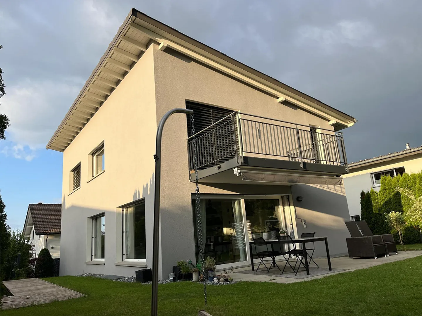 Single-family home for families - Photo 2 of 18