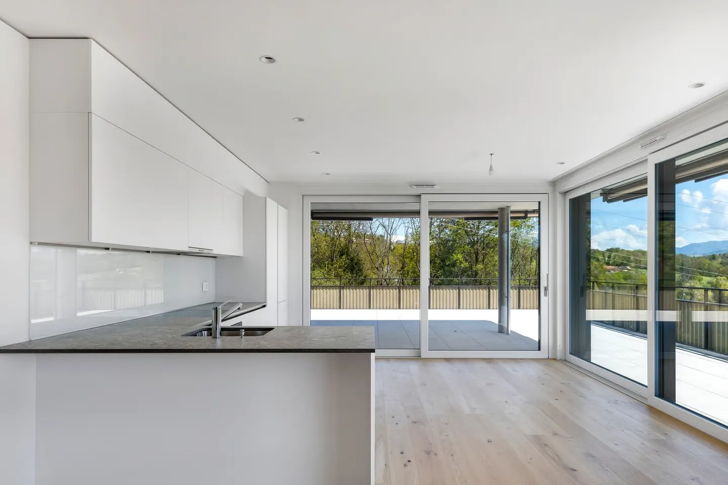 MATRAN – MAGNIFICO ATTICO DI 5.5 LOCALI CON TERRAZZA ECCEZIONALE DI 171 M² - Foto 3 di 9