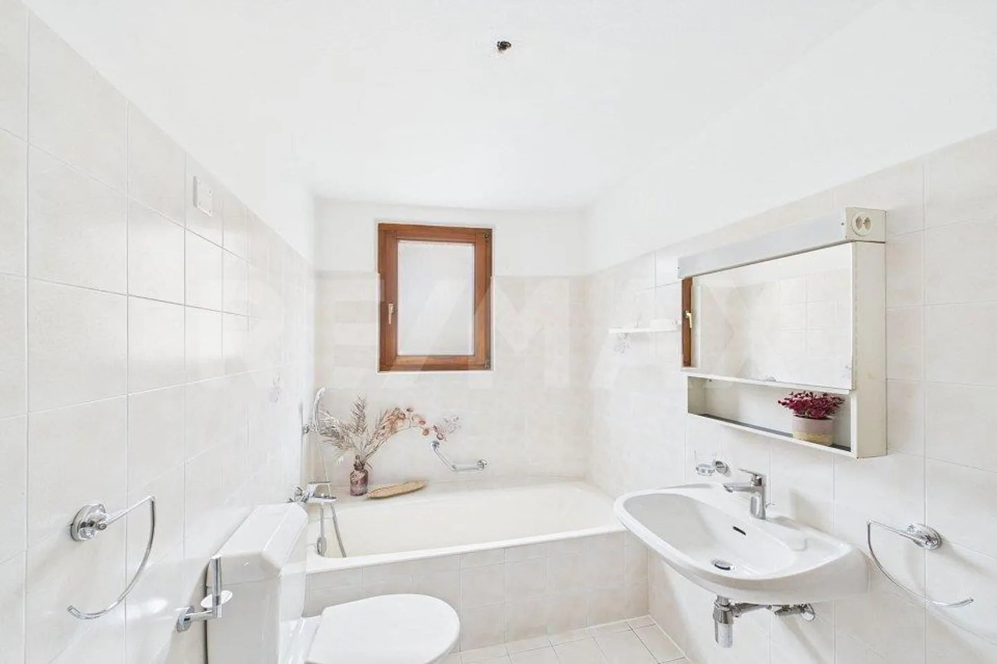 Propriété de rendement attrayante : Maison multifamiliale 10x résidentielle, 1x commerciale + Cour privée - Photo 7 sur 10