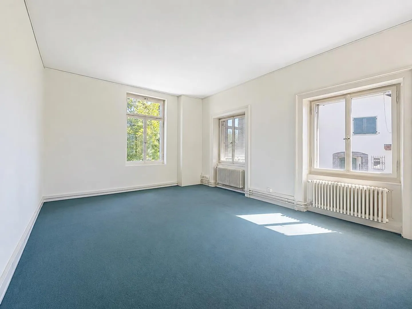 Stylish office spaces in a characterful villa in the heart of Zollikon - Photo 3 of 4