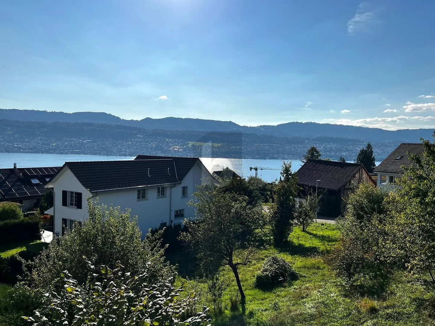 POSIZIONE ATTRATTIVA CON VISTA SUL LAGO E SULLE MONTAGNE - Foto 1 di 6